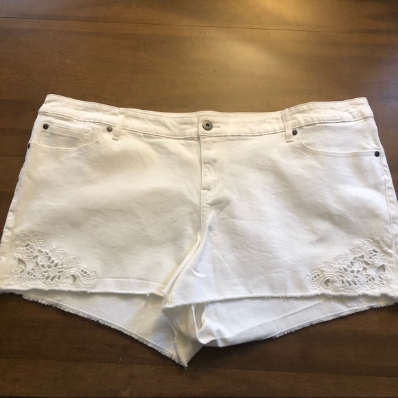 - **NWT** Torrid White Cutout Embroidery Skinny Short - Picture 3 of 9